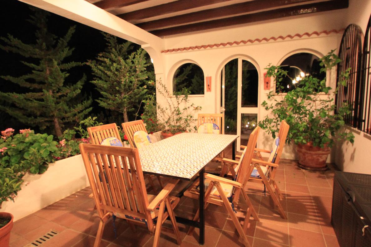 27 überdachte Terrasse