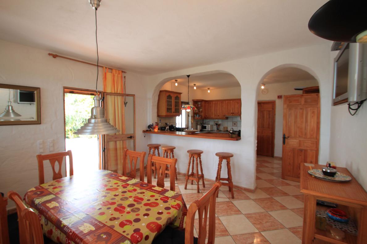 03 Esszimmer Blick zum Tresen