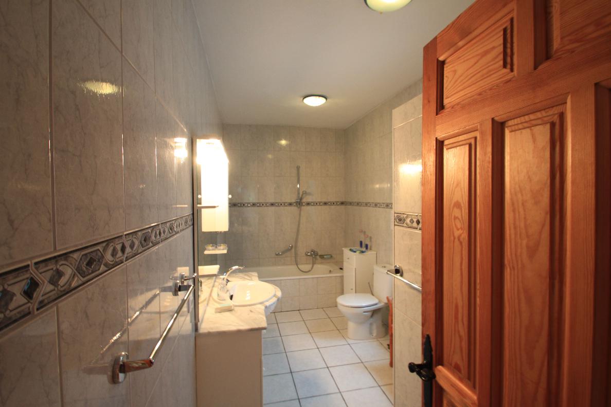 27  Bad mit Blick aus dem Schlafzimmer