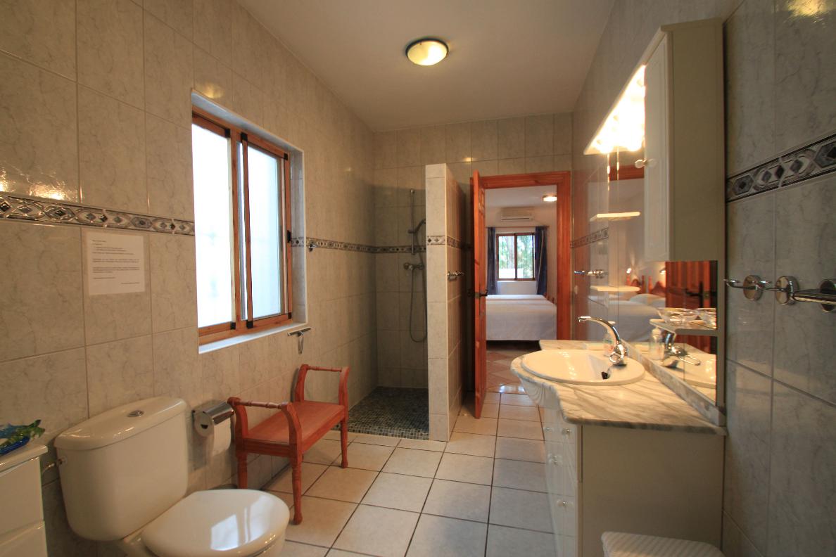 28 Bad mit Blick zum Schlafzimmer