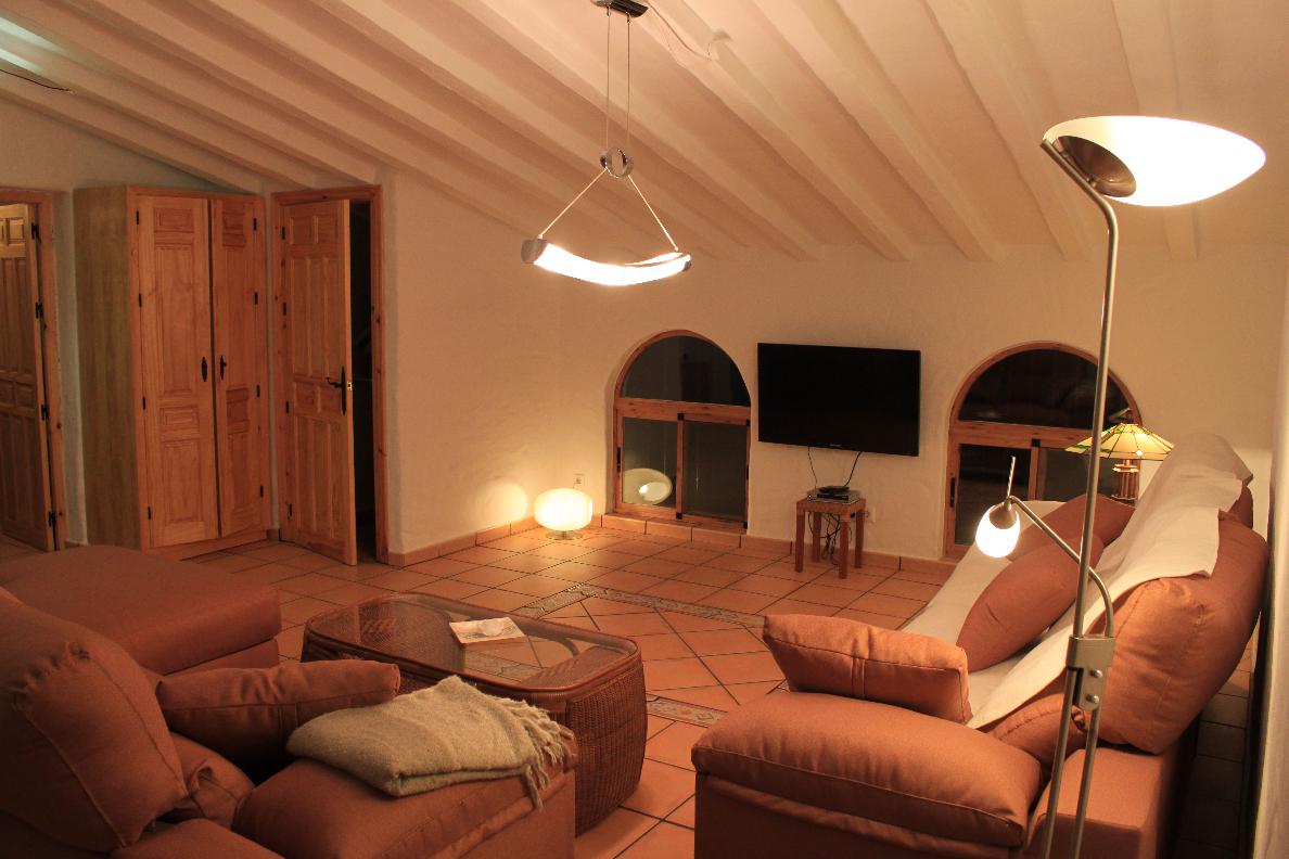 07 Wohnzimmer mit Beleuchtung nachts
