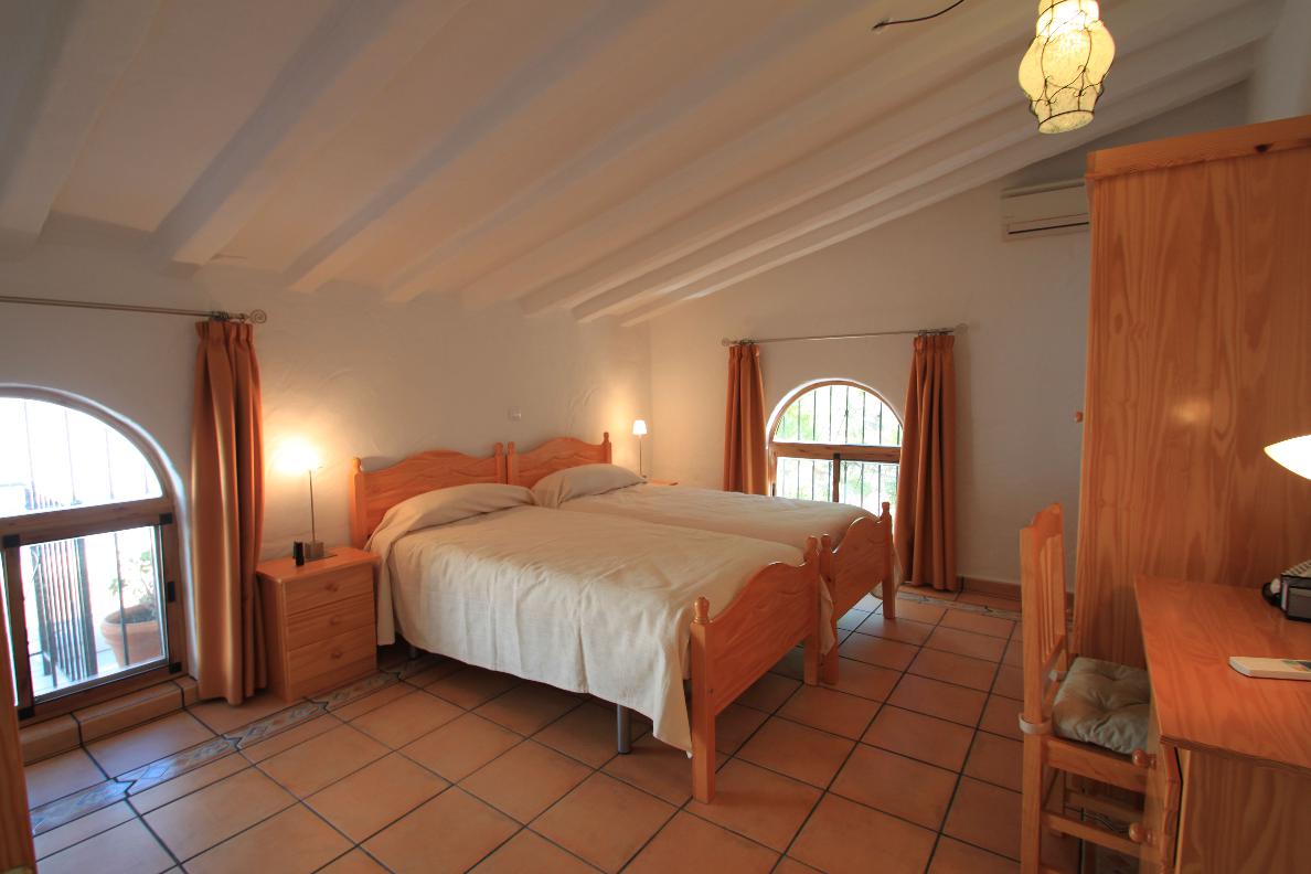 14  Schlafzimmer zum Pool mit Blick aus Wohnzimmer