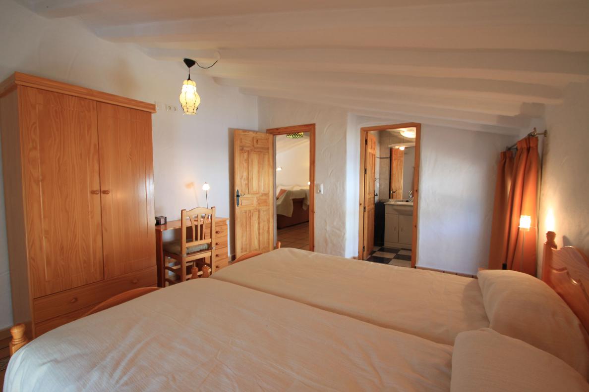 15 SChlafzimmer zum Pool mit Blick zum Wohnzimmer, Bad