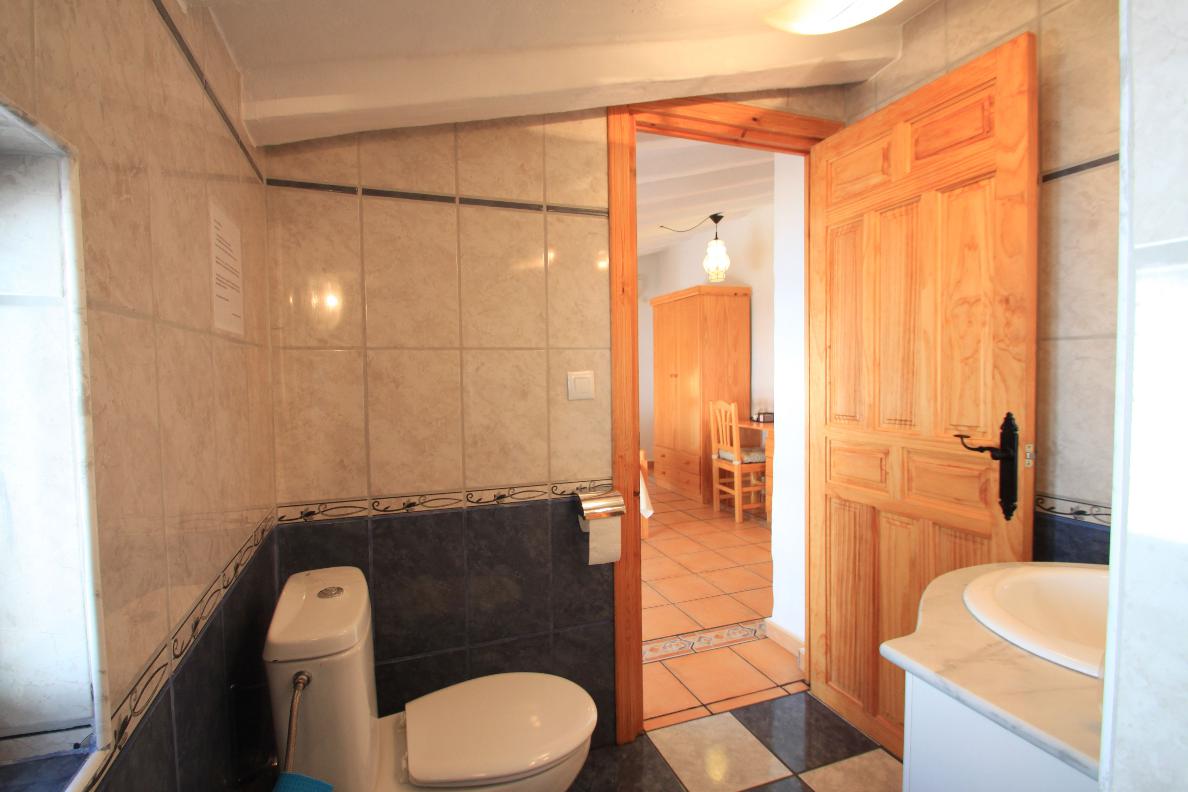 23 Bad mit Blick ins Schalfzimmer zum Pool